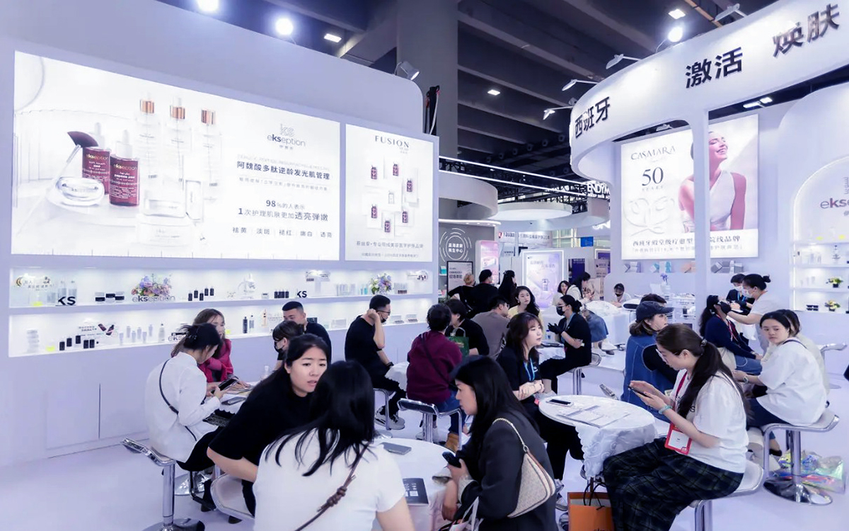 在高交会展台布置中，构思展位的多场景设计