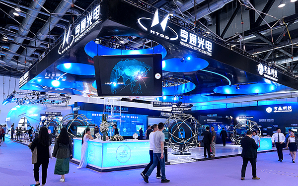 在深圳展览会搭建中,如何通过视觉陈列吸引顾客?