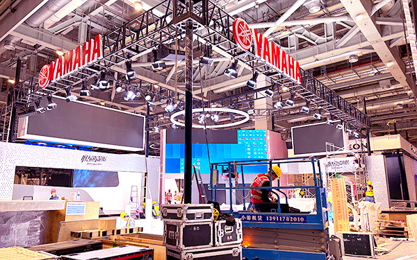 在香港展览会设计中,如何通过展台链接客户需求?