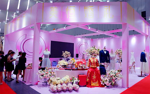 在深圳展台搭建服务中，怎样让道具突出产品亮点？