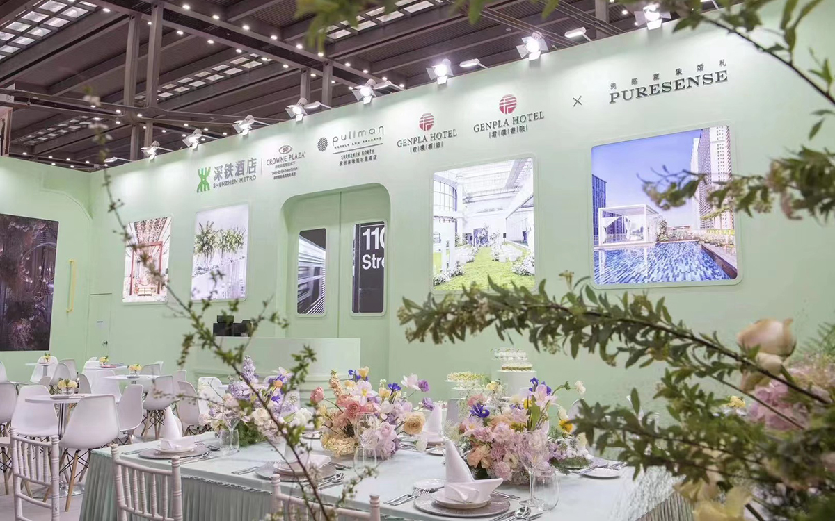 在深圳展览搭建设计中，搭配道具风格与品牌