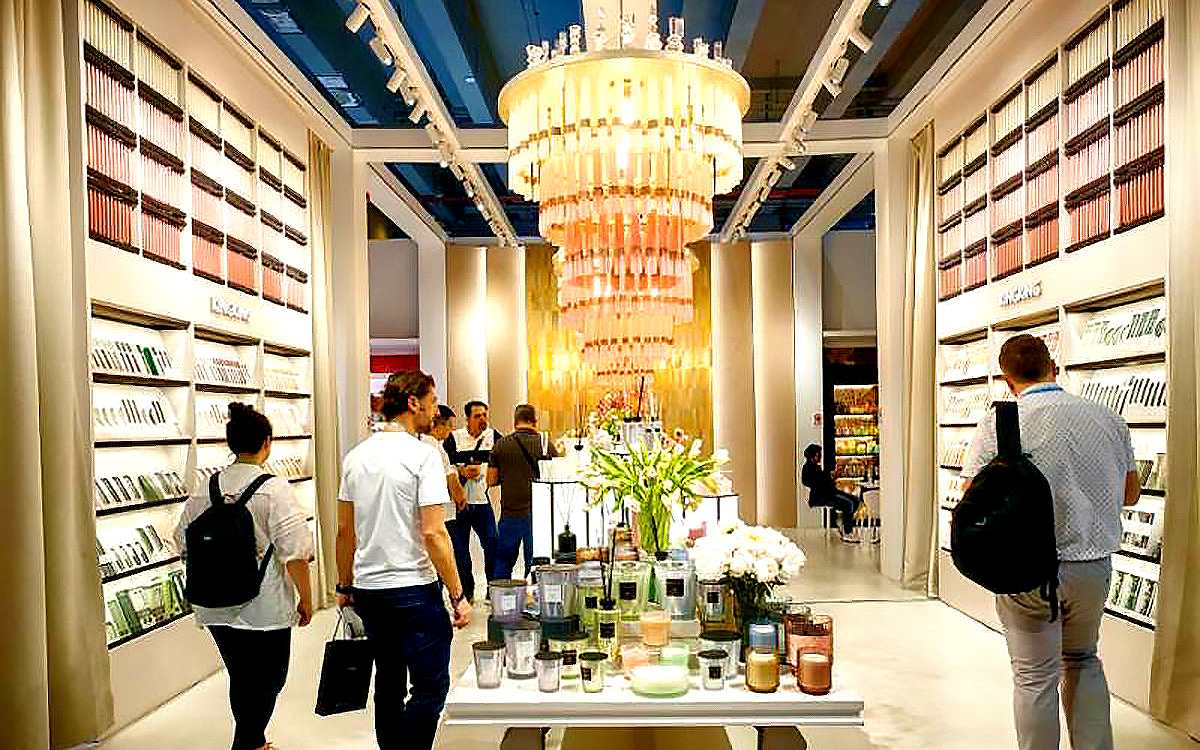 在深圳展台设计制作中，怎样按展位风格选择道具？