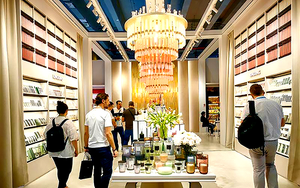 在深圳展台设计制作中，按展位风格选择道具