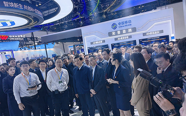 在香港展位搭建服务中，如何让空间本身诉说情感？