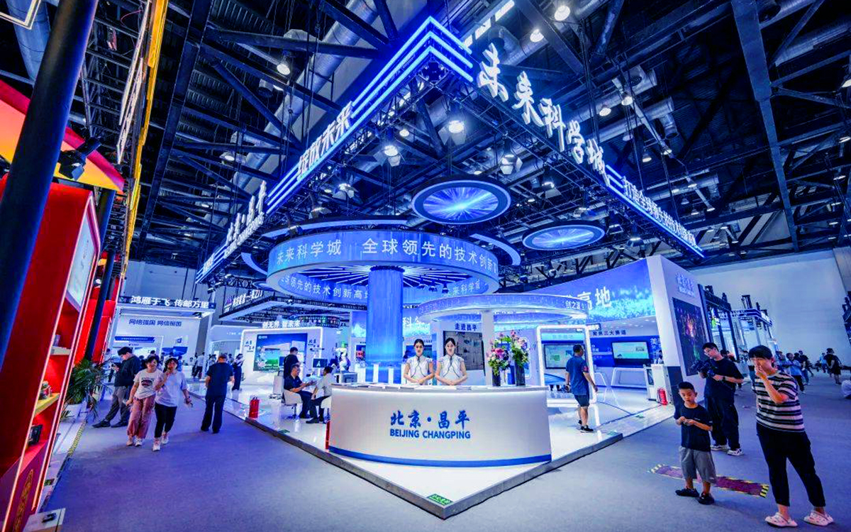 在香港展台布置中，设计动线来减少洽谈干扰