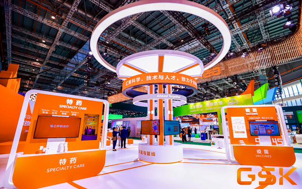 在深圳展台布置中，如何用分层信息满足不同观众？