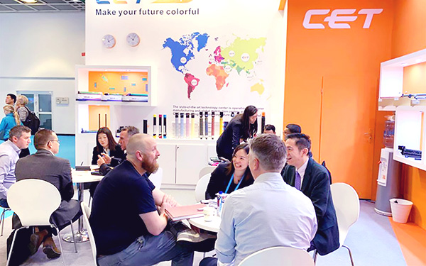 在深圳展览会搭建中，展台一般用什么材质的地板？