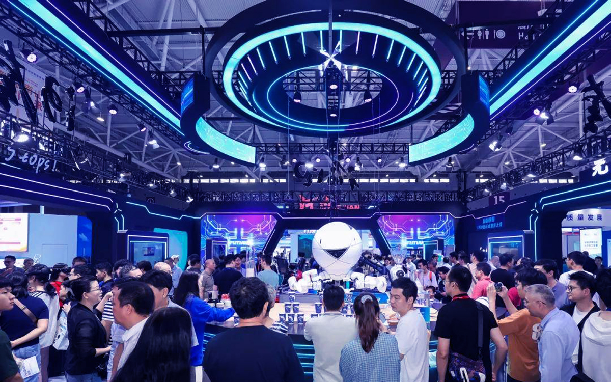 在深圳展会设计中，增强展台的社交传播属性