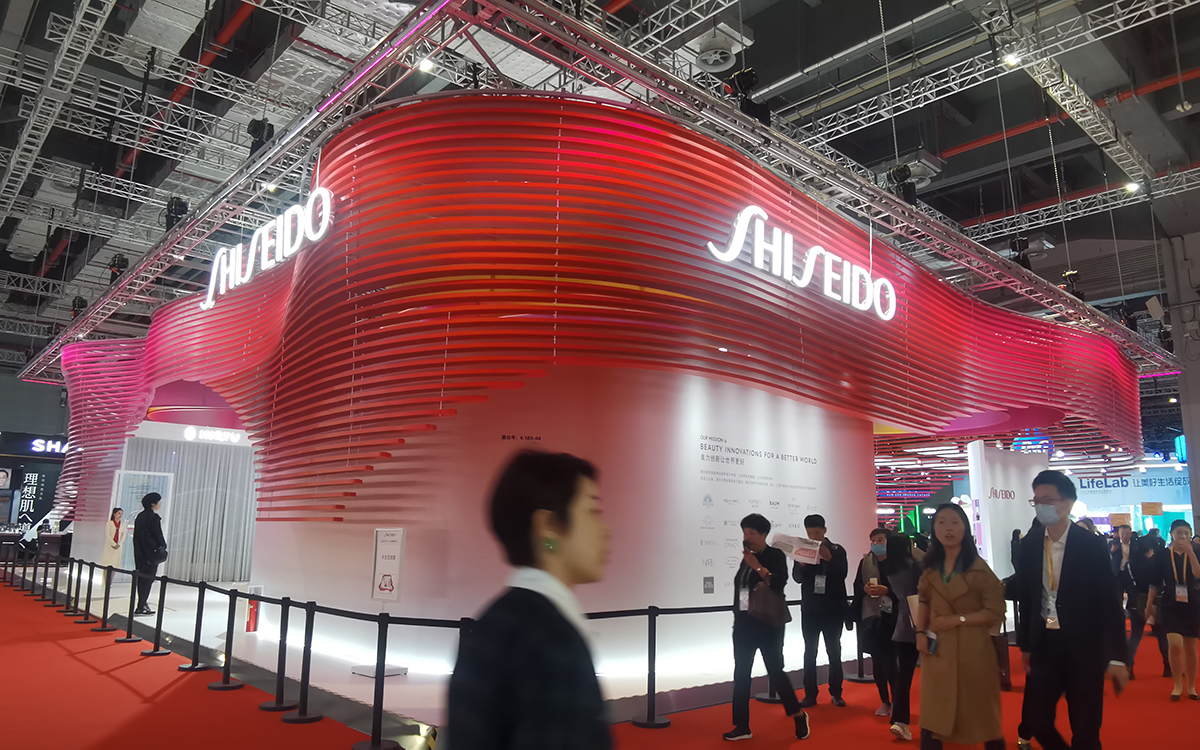 在香港展会设计中，用灯光营造舒适洽谈氛围