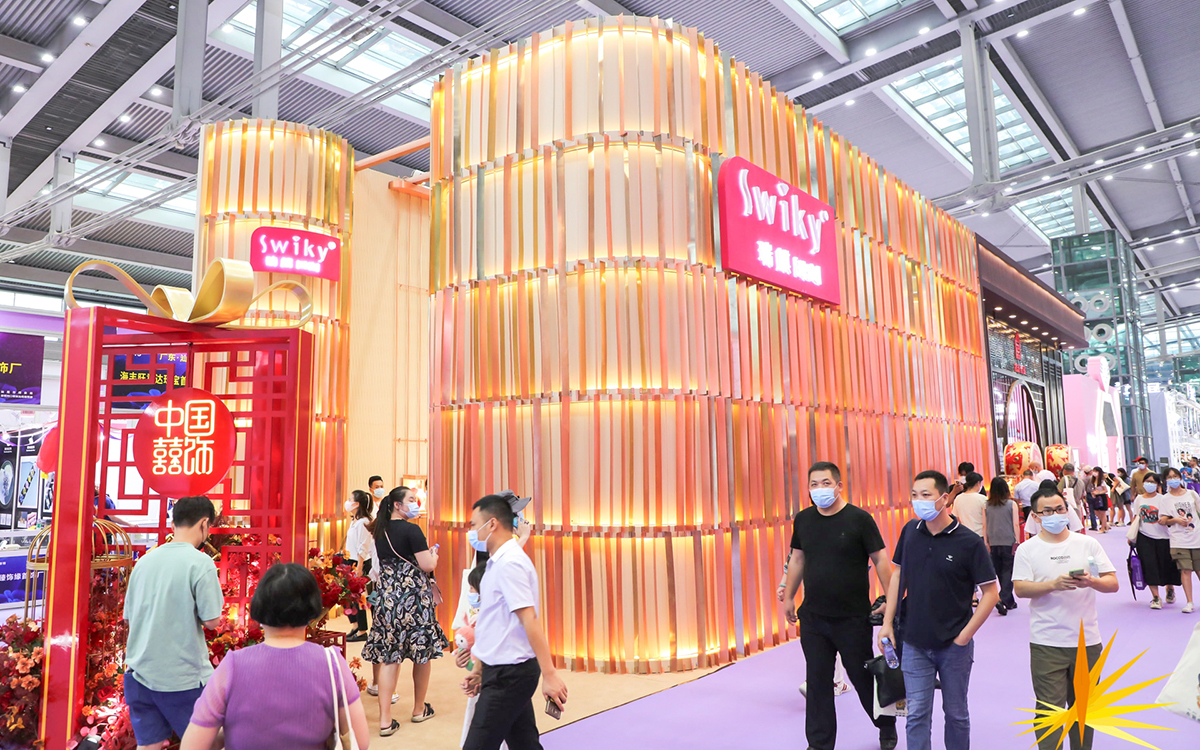 在深圳展览设计中，用灯光引导观众视线焦点