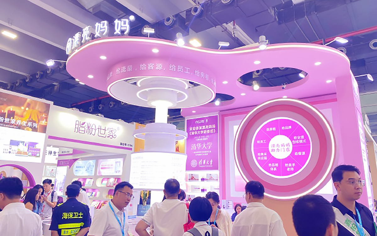 在深圳展位策划中，通过灯光增强展台空间感